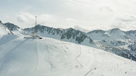 Una-Rotación-Alrededor-De-Un-Edificio-De-Esquí-En-La-Cima-De-Una-Montaña