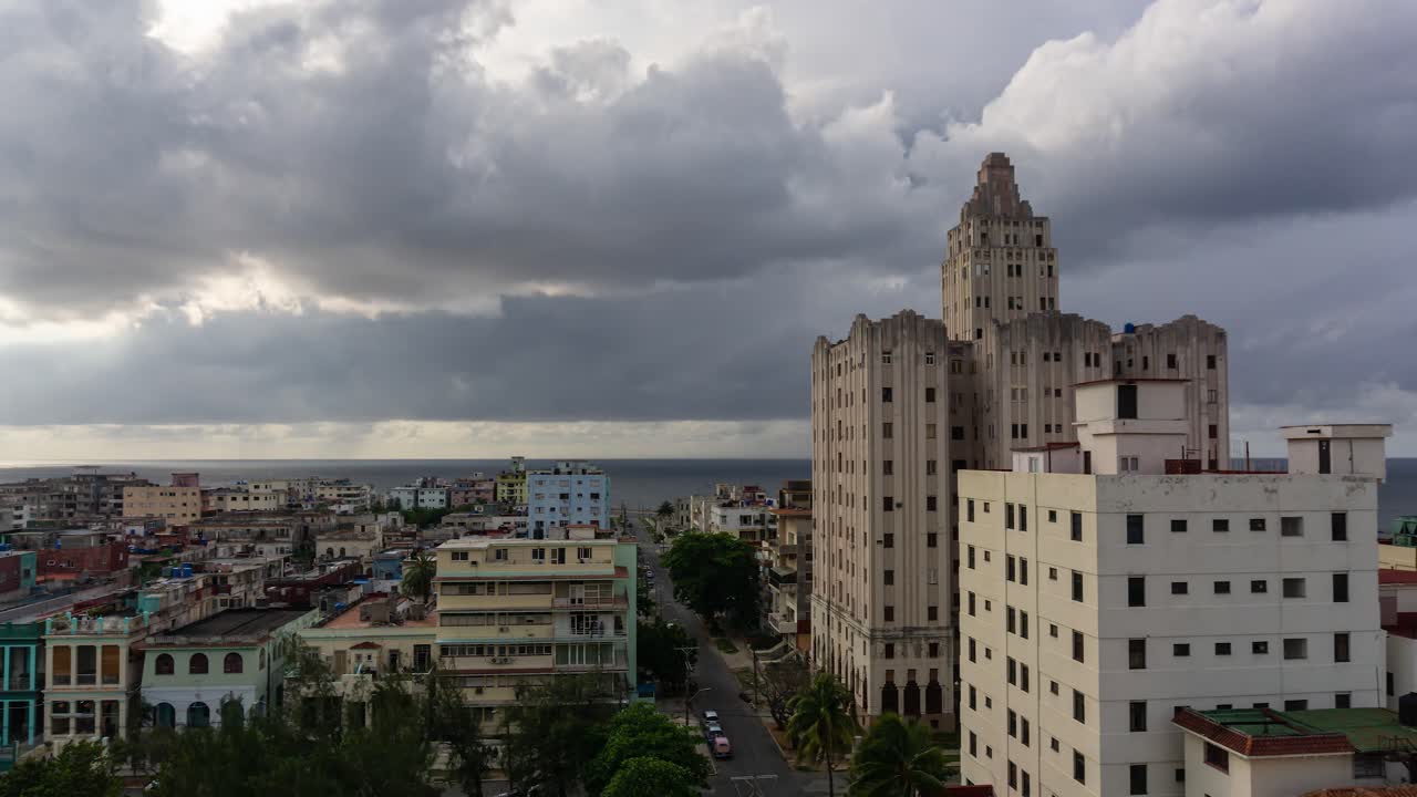 Magnifica vista aerea in time-lapse della città dell'Avana, Capitale di Cuba, durante una vivace giornata nuvolosa.