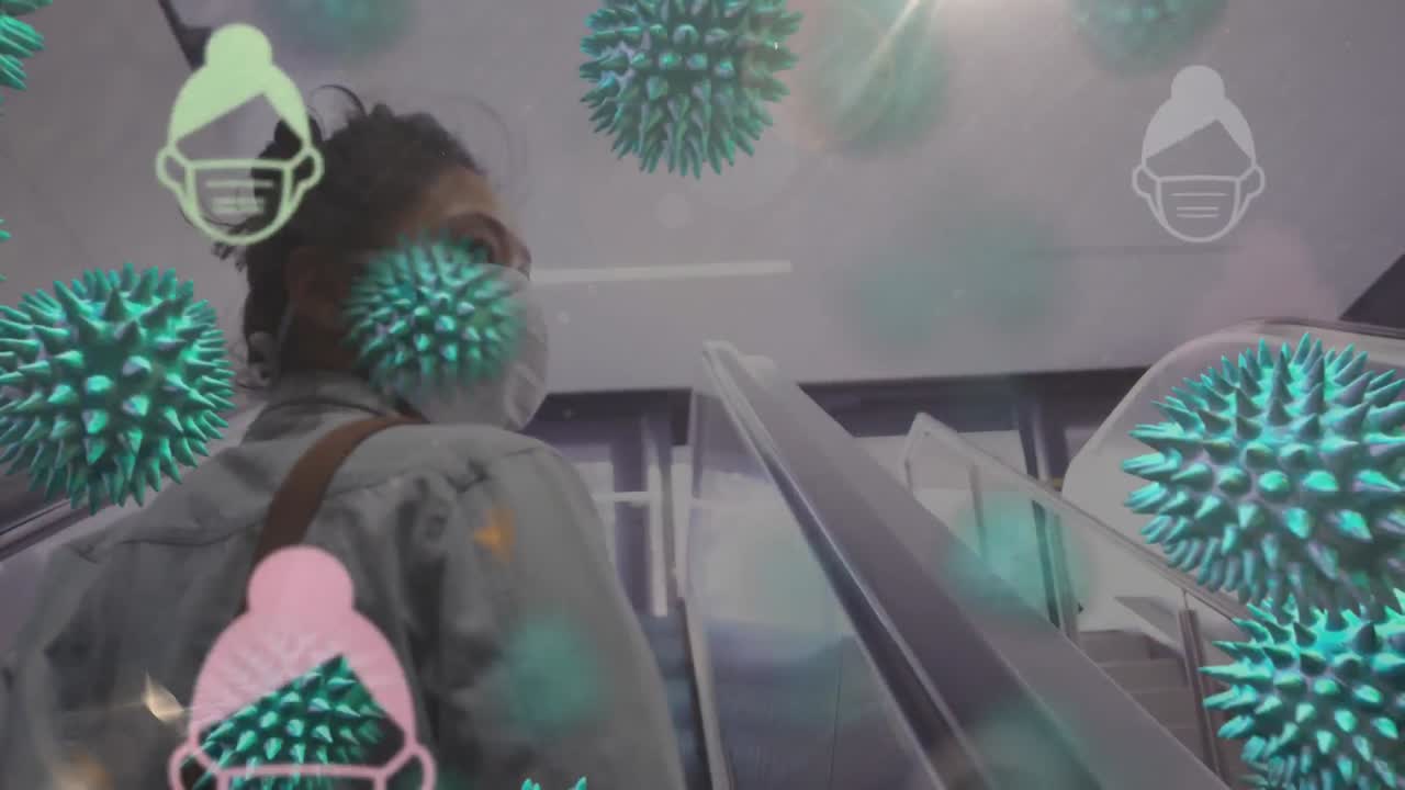 animación de células macro de covid-19 sobre una mujer con máscara en una escalera mecánica e iconos macro