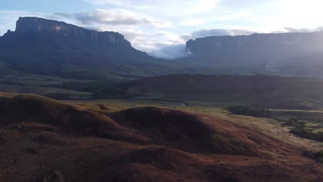 Luftaufnahme-Des-Basislagers-Im-Fluss-Tek-Mit-Roraima-Und-Kukenan-Tepuy-Im-Hintergrund