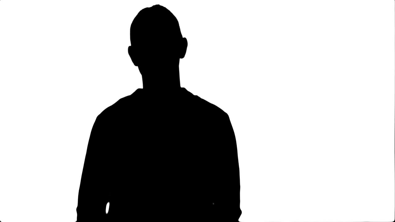 실루 젊은 여성은 분노로 종이 한 장을 고 카메라로 던집니다.