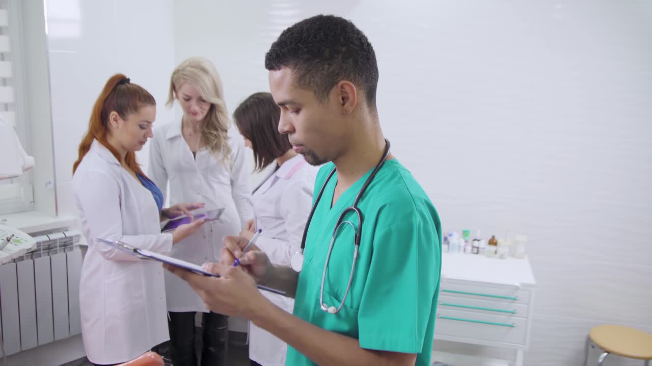 Dentista africano di sesso maschile che lavora in studio