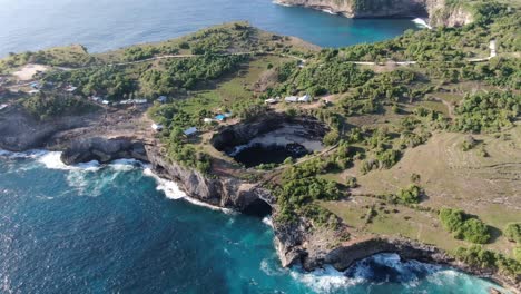 impresionantes acantilados costeros y exuberante paisaje junto al océano, vista aérea