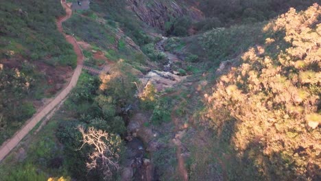 4K-Luftaufnahmen-Eines-Wasserfalls-Im-Regionalpark-In-Westaustralien