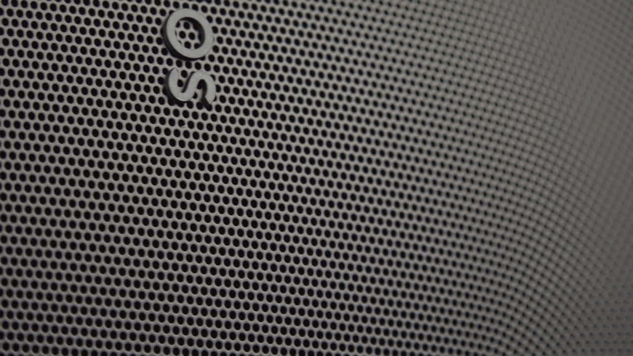 vista de cerca de la era sonos 300 en una mesa giratoria