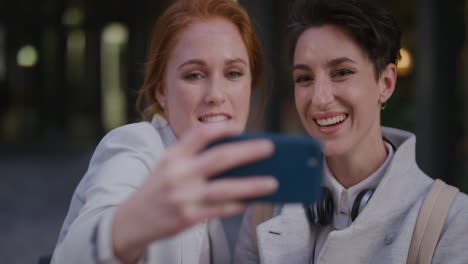 retrato de hermosas amigas tomando una foto selfie usando un teléfono posando disfrutando haciendo caras divirtiéndose juntas felices mujeres de negocios exitosas en cámara lenta