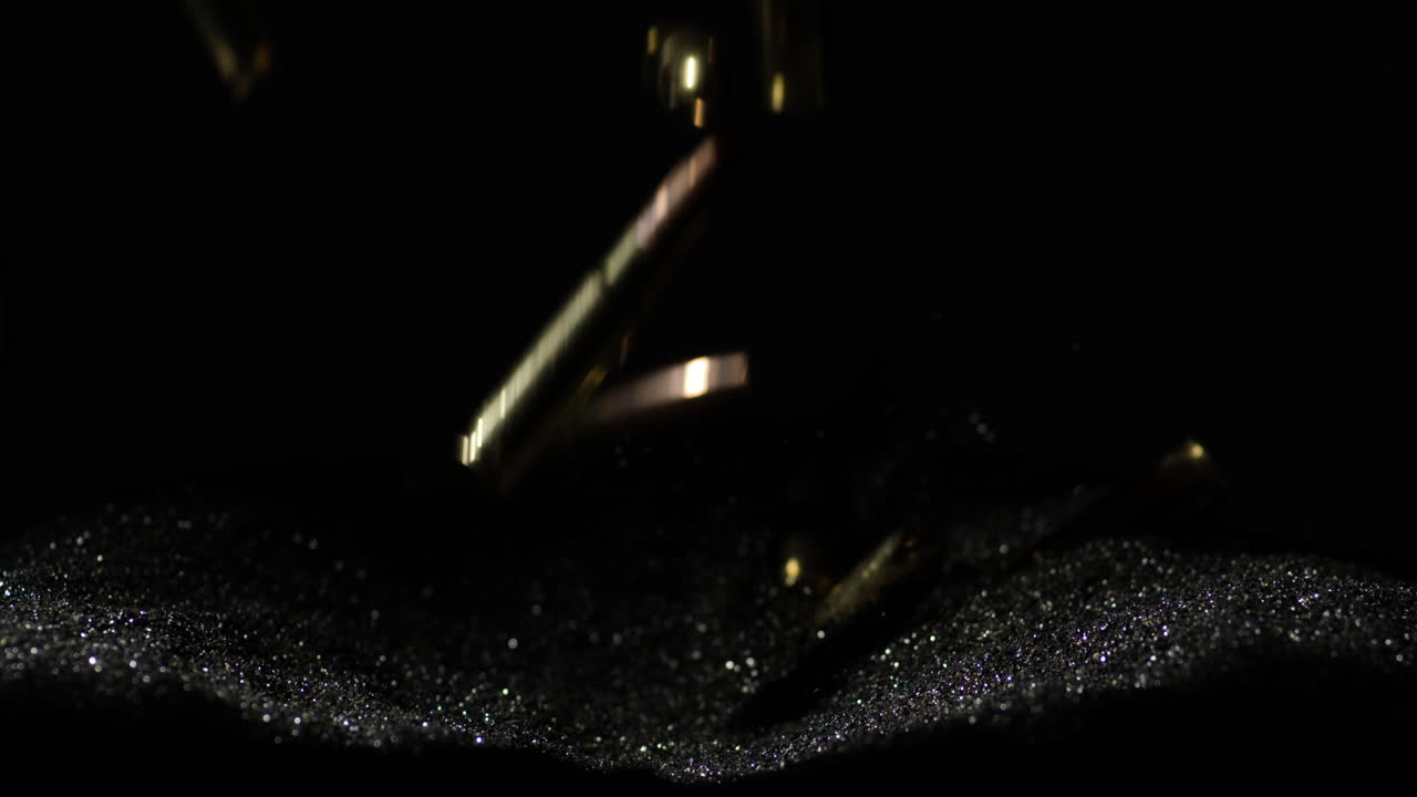 300bk와 9mm 파라벨럼 총알이 총알 어리에 떨어집니다.