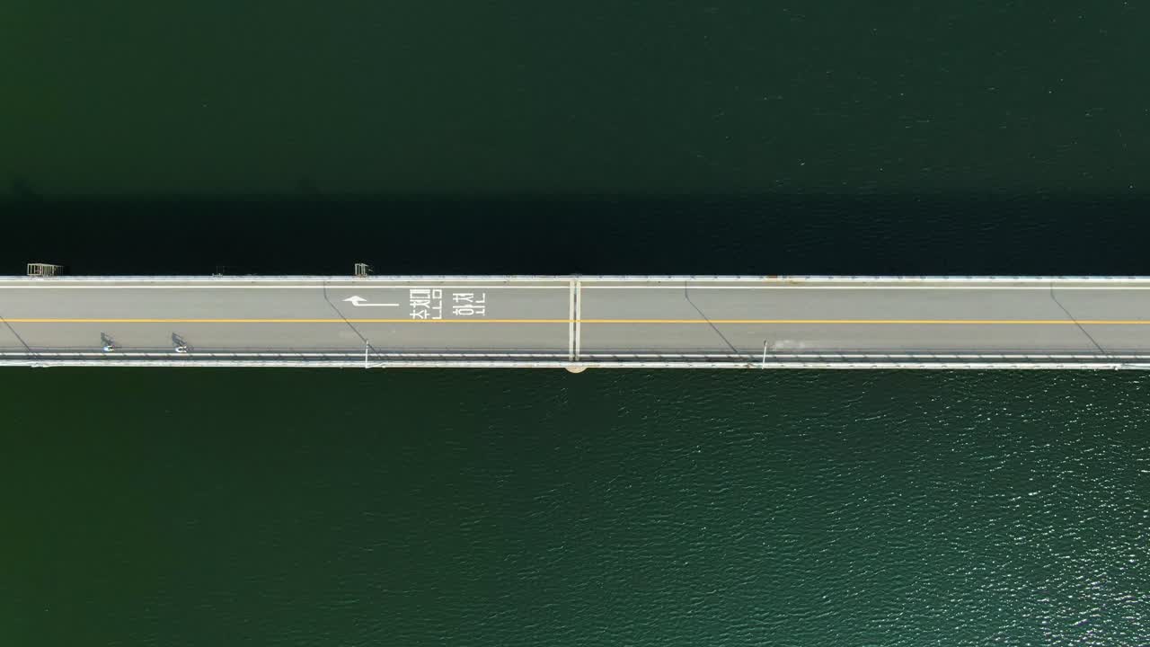 녹색 강에 작은 다리