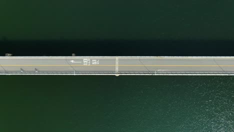 pequeño puente sobre el río verde