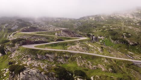 imágenes de drones en 4k capturan la belleza natural de los alpes suizos mientras el sol se pone a través de las nubes en el paso gotthard