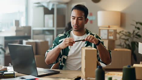 E-Commerce,-Box-Und-Mann-Mit-Telefon-Im-Büro