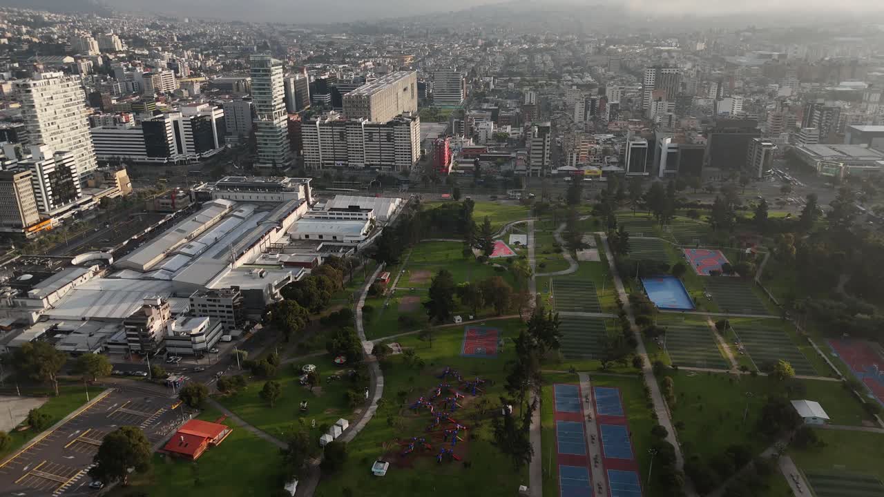 drones aéreos video vista de imágenes de quito amanecer temprano ciudad capital de ecuador la carolina parque tráfico catedral metropolitana de quito