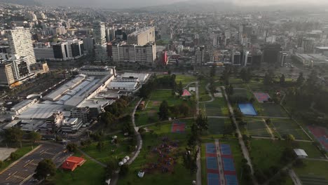 Luftbild-Drohnen-Videoaufnahmen-Von-Qutio,-Sonnenaufgang-Am-Frühen-Morgen,-Hauptstadt-Von-Ecuador,-La-Carolina,-Park,-Verkehr,-Catedral-Metropolitana-De-Quito