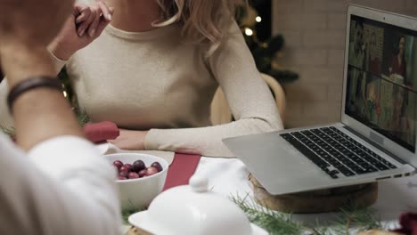 Video-Chat-Mit-Freunden-Zu-Weihnachten