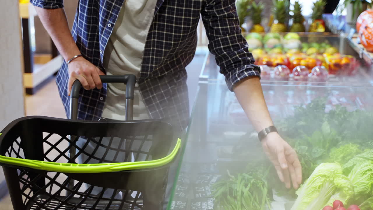 hombre comprando comestibles en un supermercado