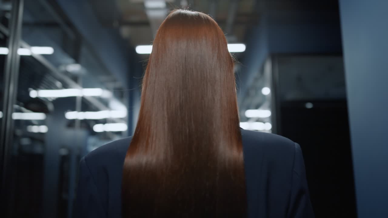 사무실에서 만남을 향해 가는 집중된 여성. 복도에서  ⁇ 고 있는 사업가