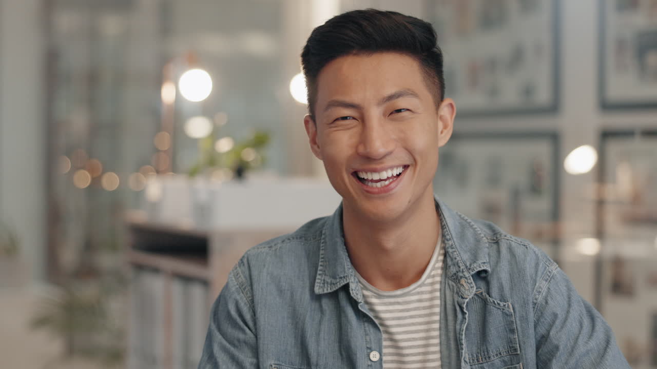 행복, 얼굴과 사무실에 아시아 남자