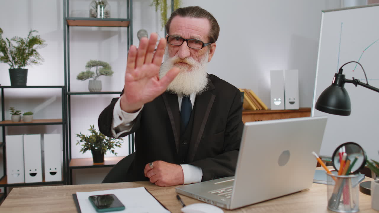 hombre de negocios trabajando en una computadora portátil que muestra gesto de parada, peligro, rechazo, advertencia, crisis, prohibición