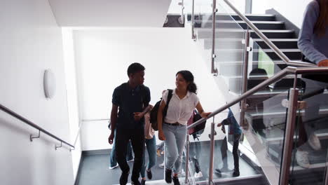 Gymnasiasten-Und-Mitarbeiter-Gehen-Zwischen-Den-Unterrichtsstunden-Im-Belebten-College-Gebäude-Auf-Treppen