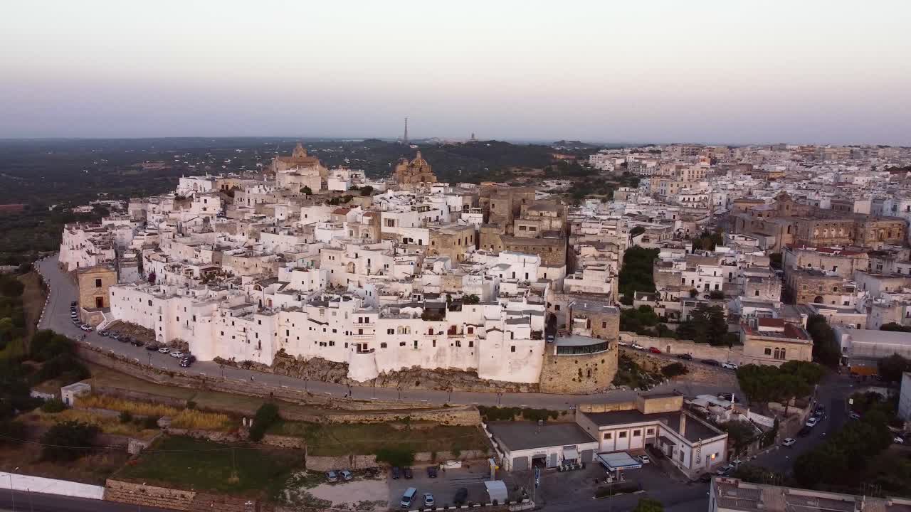 Rekaman drone panorama matahari terbenam dari udara Ostuni - La Citta Bianca, Puglia, Italia