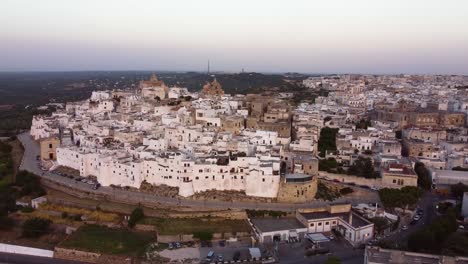 Luftpanorama-Sonnenuntergangs-Drohnenaufnahmen-Von-Ostuni-–-Der-Weißen-Stadt,-Apulien,-Italien