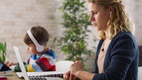 video of mother runs video conference during home office