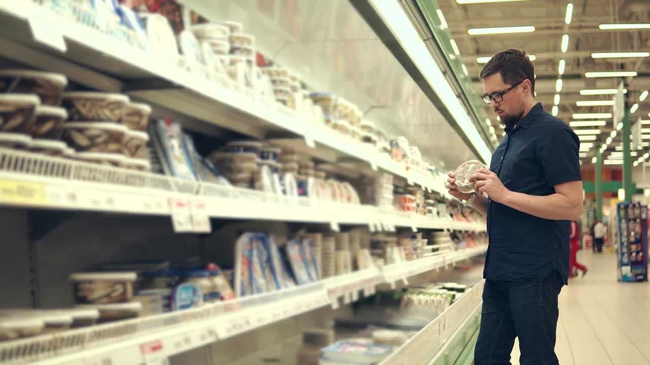 hombre comprando comida en un supermercado