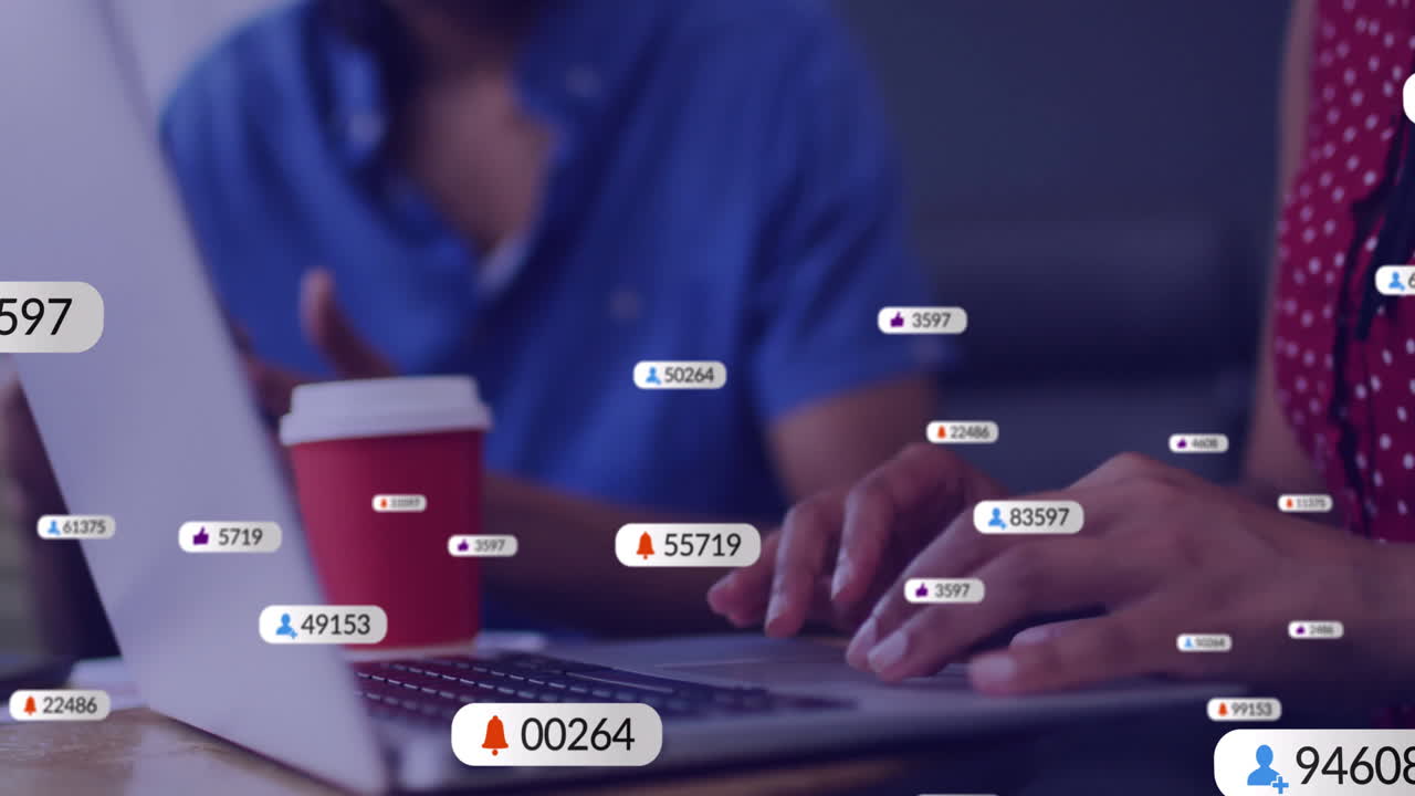 animación de iconos de redes sociales con números sobre diversos colegas discutiendo el trabajo en la oficina