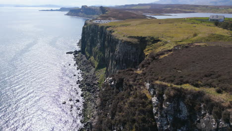 acantilado en la costa de skye en un día soleado, escocia