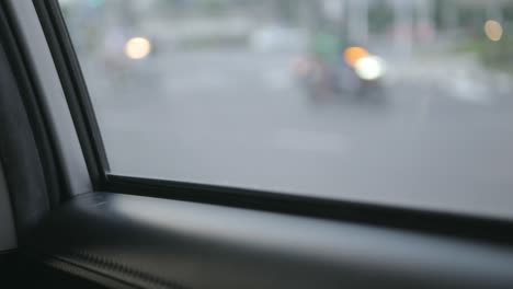 ver a la ventana dentro del coche mientras se conduce