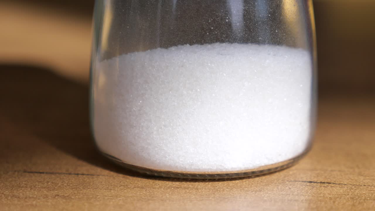 나무 테이블 에 놓인 설탕 항아리