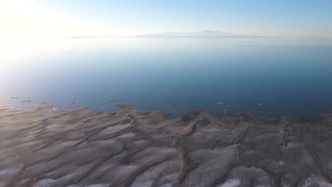 Vista-Aérea-De-La-Costa-Y-El-Gran-Lago-Salado-En-Utah,-Estados-Unidos