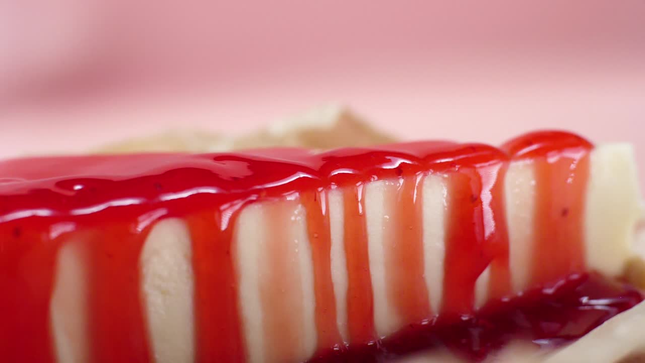Primo piano di una fetta di cheesecake alla fragola