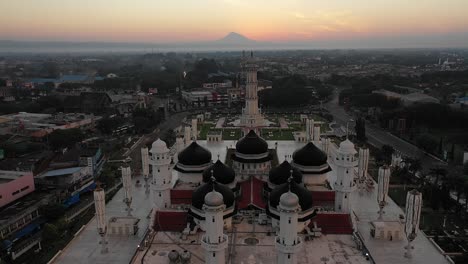 - la mezquita de baiturrahman al amanecer