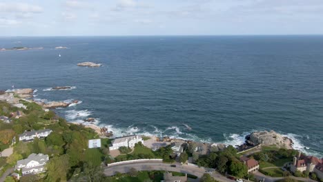 Ocean-Waves-Crashing-On-Rocky-Coastline-Of-Marblehead-Town-At-Daytime-In-Massachusetts,-USA