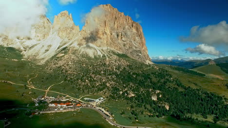 drone disparó hacia el escarpado pico de langkofel - sassolungo en los dolomitas italianos