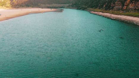Drohne-Fliegt-Tief-über-Den-Schönen-Fluss-Am-Strand-Von-Foz-Do-Lizandro,-Blaues-Wasser,-Portugal