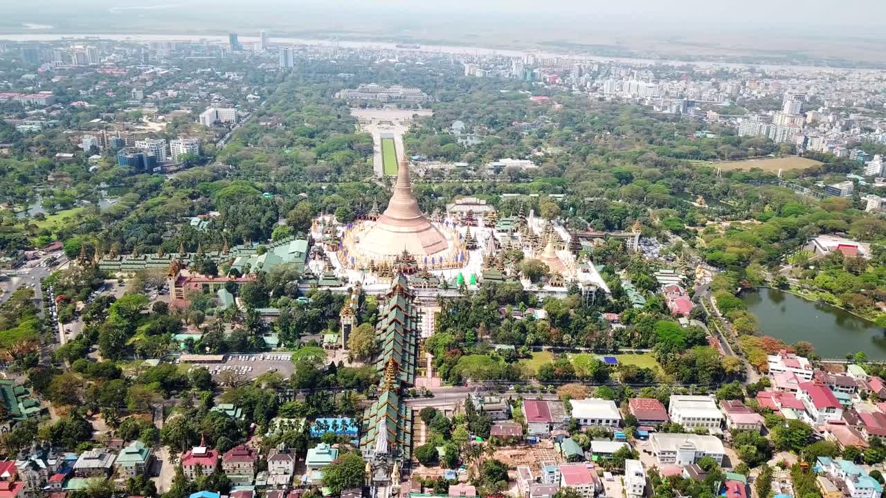 화려한 도시 풍경에 둘러싸인 미마의 랑군에 있는 화려한 황금 스투파이자 랜드마크인 다곤 파고다 (shwedagon pagoda) 를 포착한 인상적인 공중 풍경.