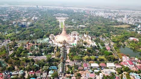 impresionante vista aérea capturando la pagoda shwedagon, una magnífica estupa dorada y punto de referencia en rangún, myanmar, rodeada de un bullicioso paisaje urbano