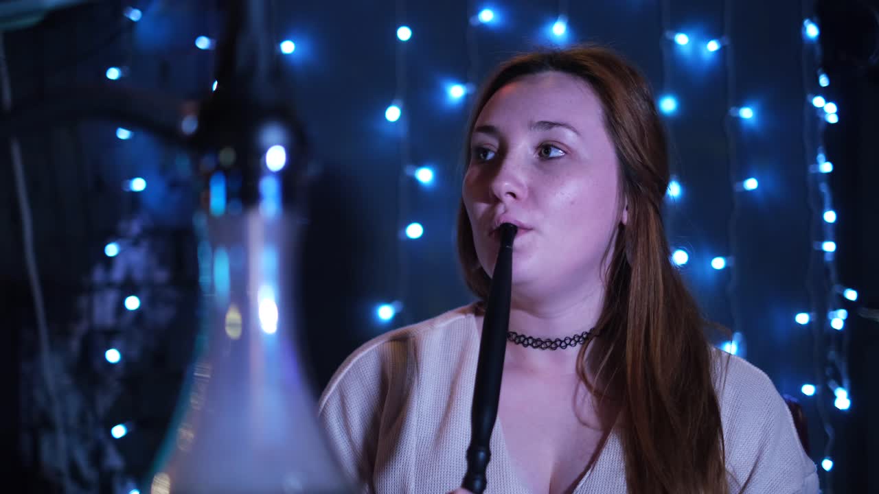 mujer fumando narguile