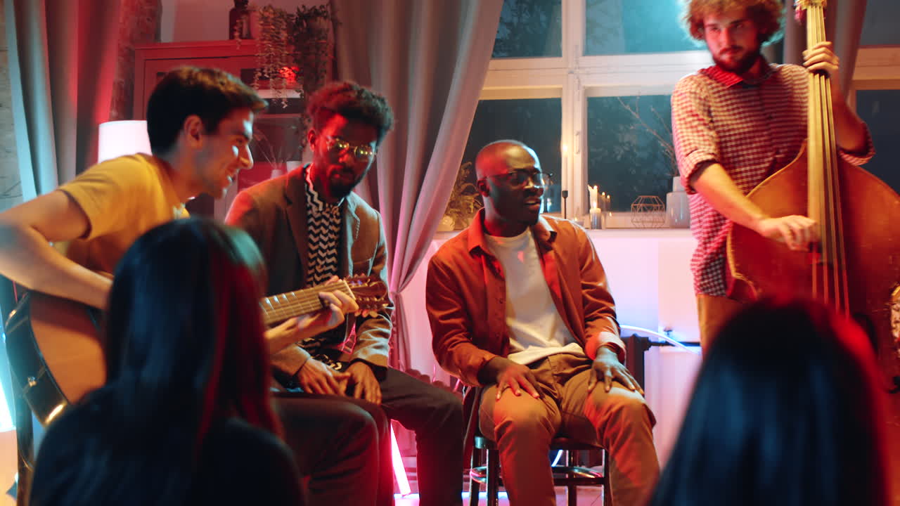 banda de música realizando un espectáculo en vivo