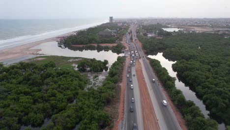 Puesta-De-Sol-Con-Tráfico-Y-El-Mar