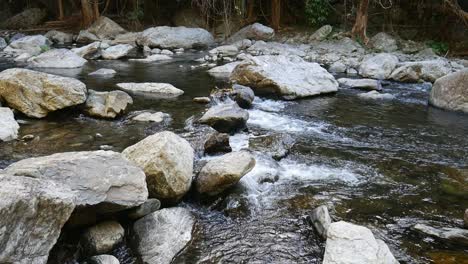 Standbilder-Von-Wasser,-Das-Durch-Felsen-In-Einem-Süßwasserbach-Fließt,-In-Der-Nähe-Von-Cairns,-Queensland,-Australien