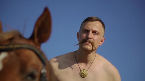 el cosaco ucraniano montando un caballo en el campo parece lejos 06