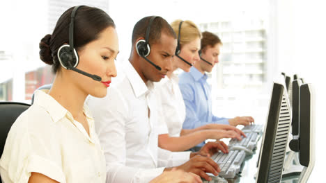 Call-Center-Mitarbeiter-Arbeiten