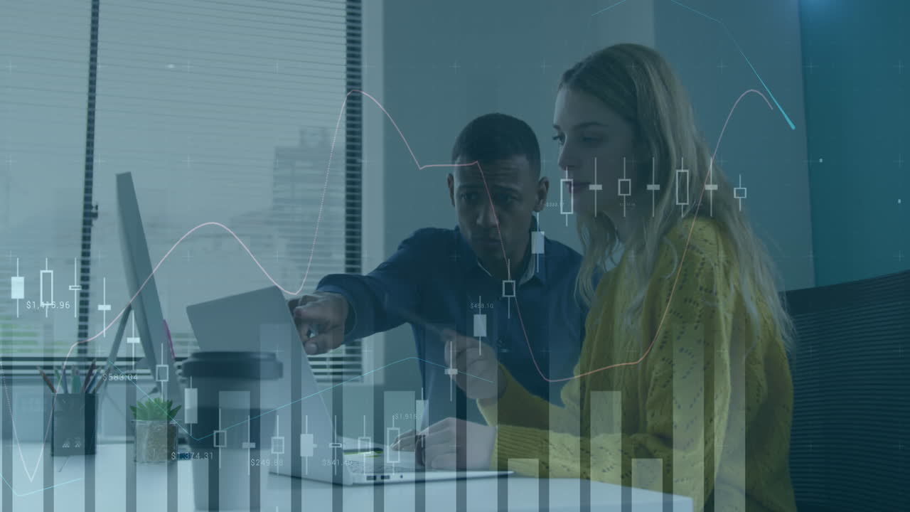 animación del procesamiento de datos financieros sobre diversas personas de negocios en la oficina