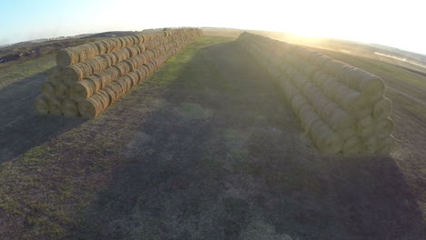 Vista-Aérea-De-Rollos-De-Heno-Apilados-En-El-Campo.