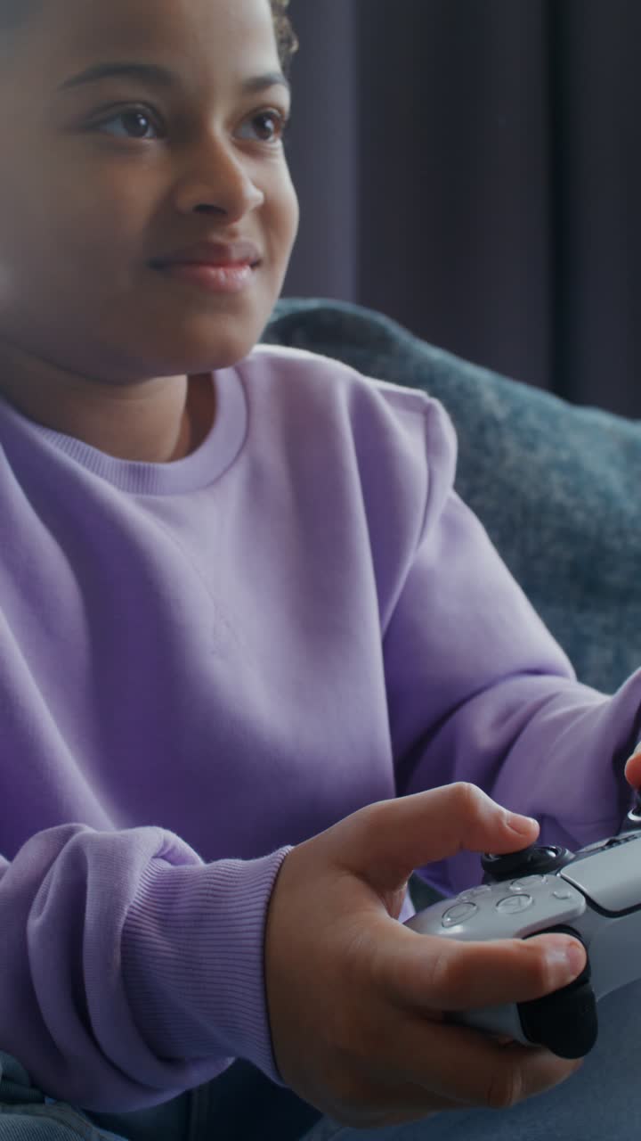 Ragazza che gioca a videogiochi