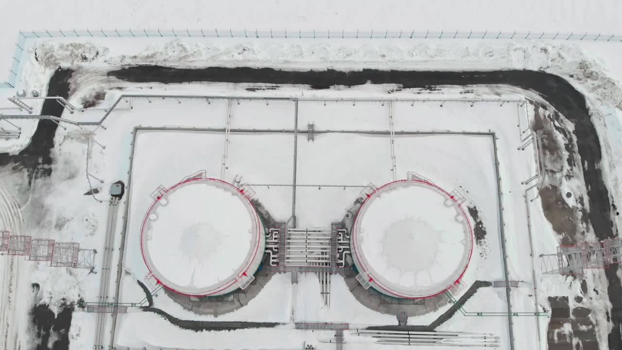 크 크에서 석유 크의 드론 뷰, 겨울에 연료 매장. 제재와 금지로 인해 러시아에서 연료 공급의 위기는 달러로 지불 할 것입니다.