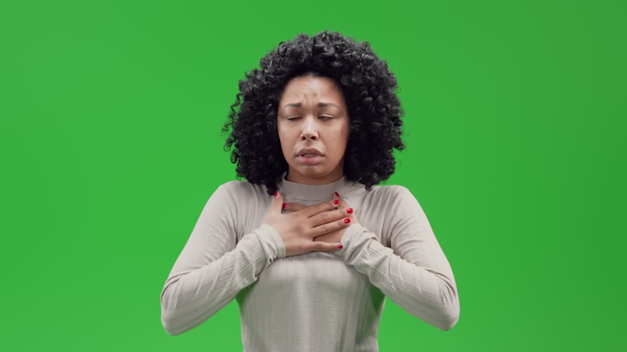 pantalla verde joven mujer africana se siente preocupada